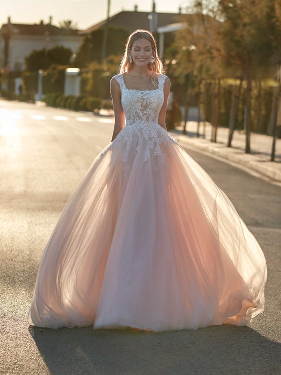 Wonderful tulle dress with a flowy skirt and flattering square neckline. It wraps the body in lace and highlights the silhouette with an elegant cascade effect descending over the waist. 