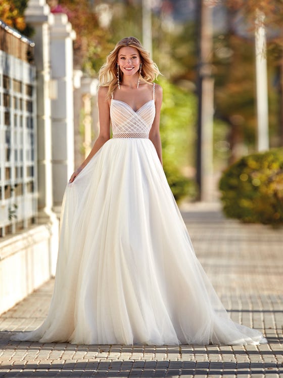 Fabulous tulle dress with a bodice with a draped look and a sensual crossover sweetheart neckline and V-back. A flowy design with volume and a great deal of movement. 