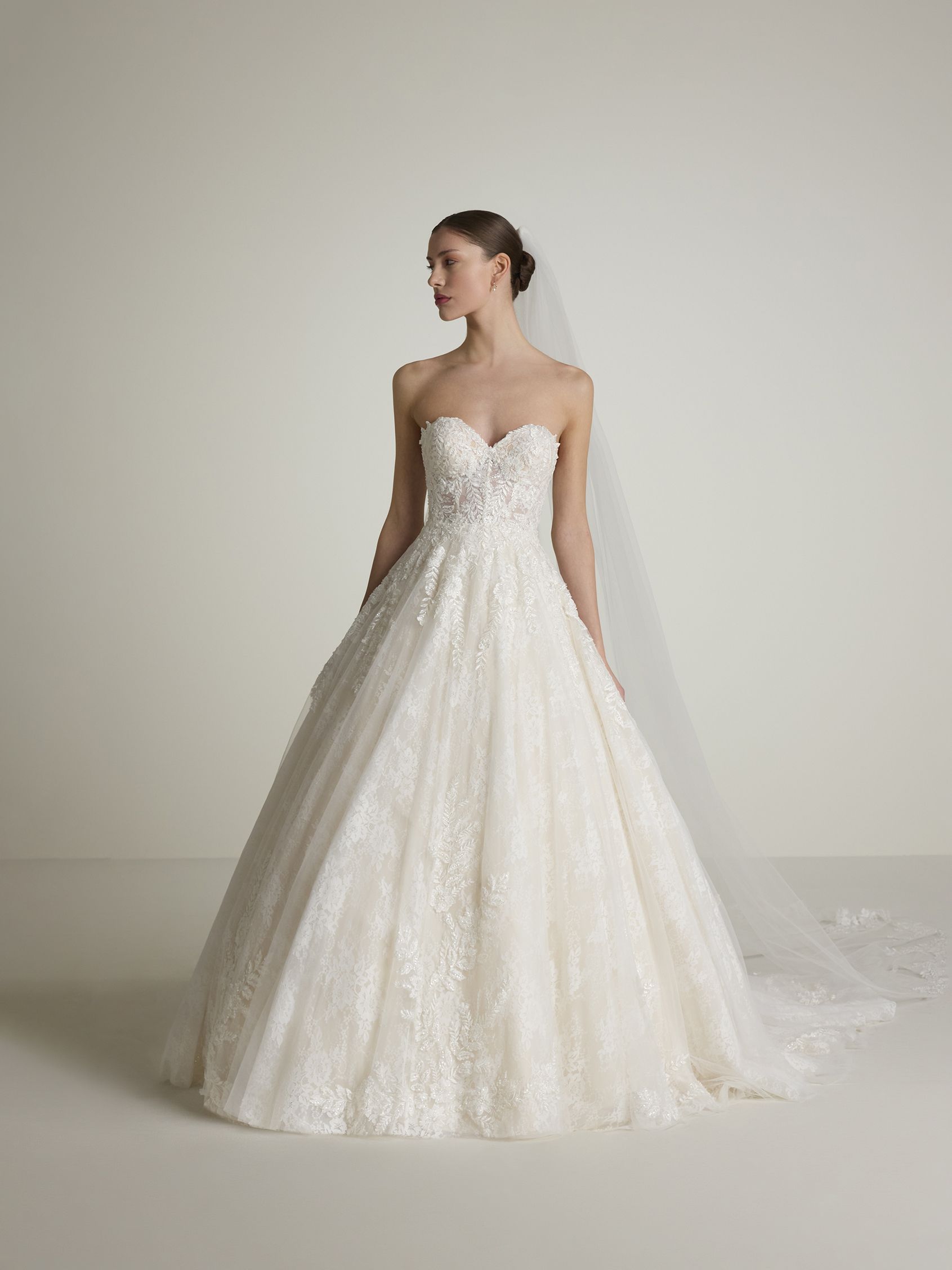 ASUNCION | Ballgown wedding dress with sweetheart neckline