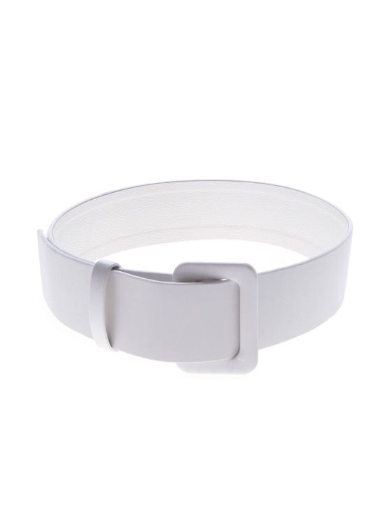 Cinturón ancho en raso con hebilla rectangular de estilo minimalista. 