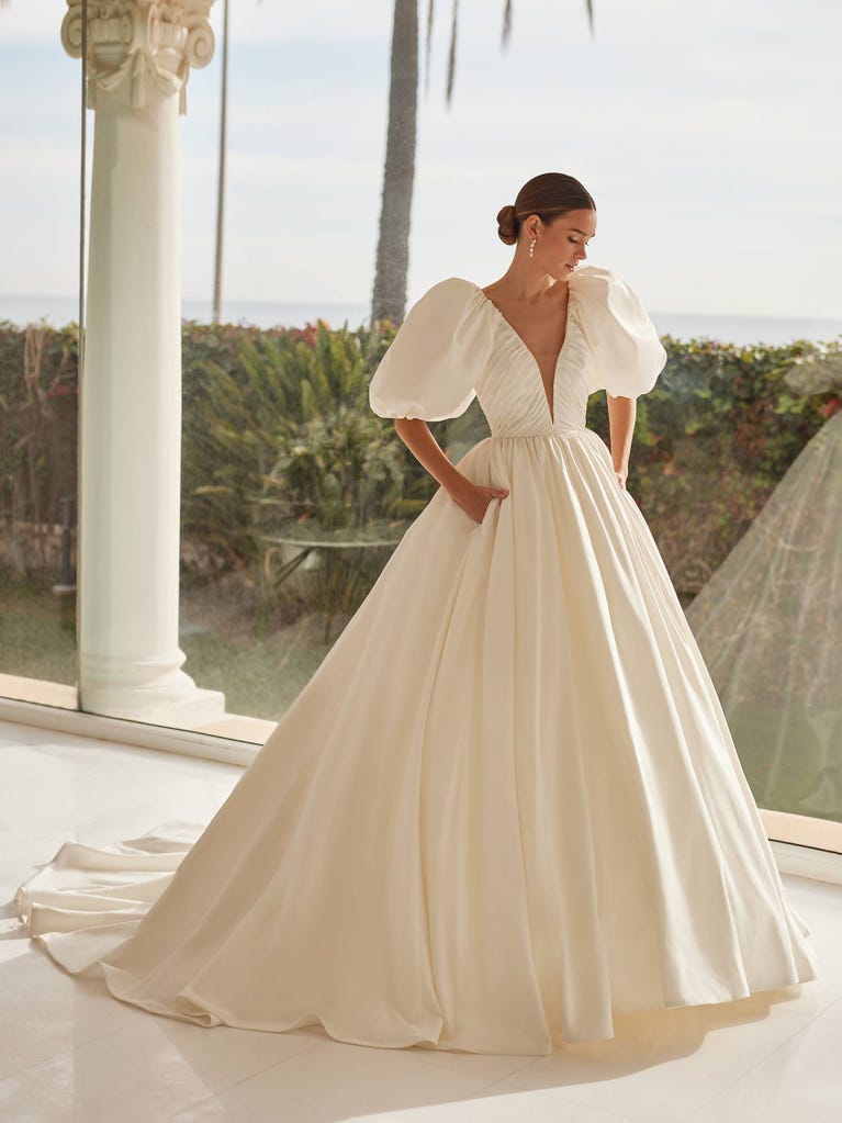 CROWN, Princess-cut wedding dress with V-neck