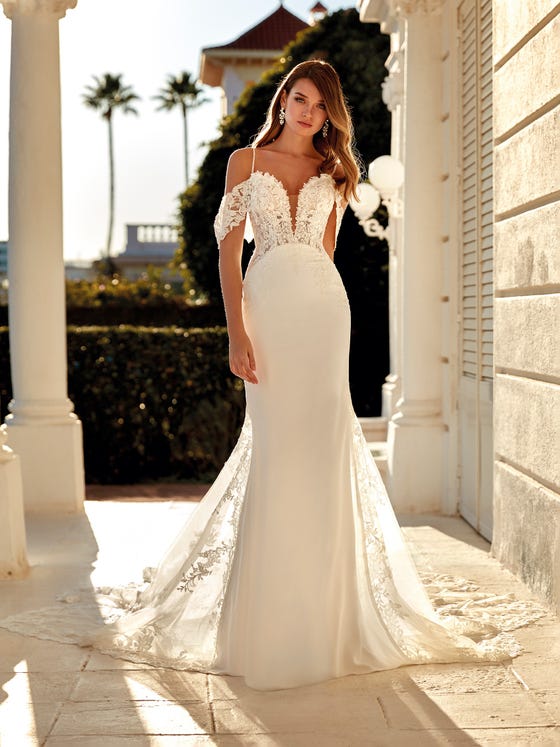 Impressive dress with a seductive lace and sequin bodice matched with an impressive crêpe skirt finished with a beautiful decorated train. The V-neck and the low-cut back accentuate your femininity with thin beaded straps. 