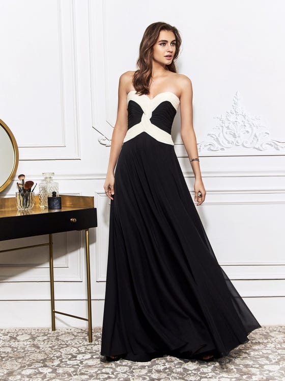 White stretch tulle twists along the sweetheart bodice and fitted waist of this sheath gown, crafted with a navy blue base for a fresh, nautical accent. 