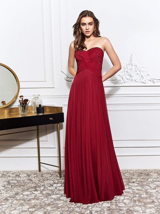 A sweetheart bodice appropriately introduces this gorgeous gown in scarlett stretch tulle, which gathers in tiered drapery on the bust and waist before flowing into a relaxed sheath skirt. 