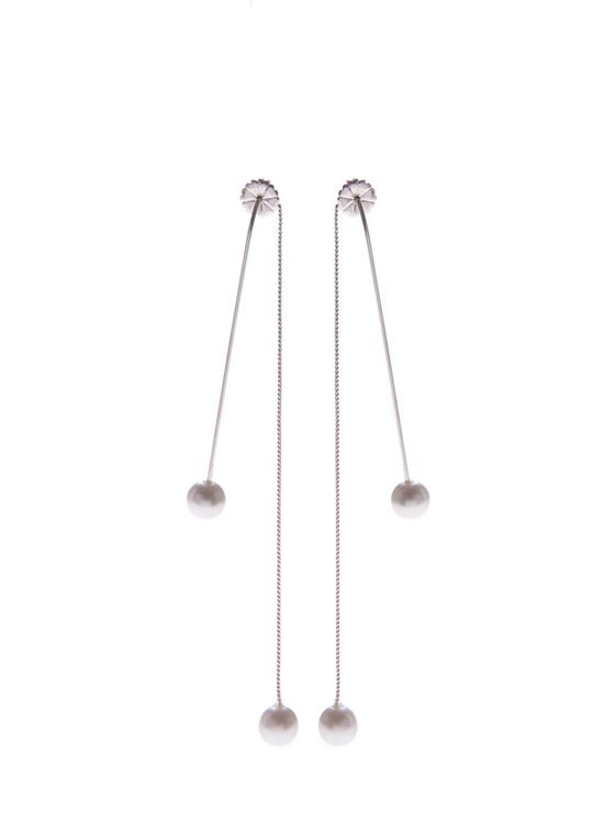 Pendientes colgantes de plata a dos alturas, uno rígido y el otro en cadena flexible, con detalles de perlas en los extremos. 