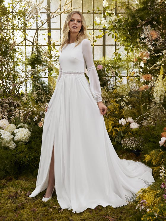 Chiffon is the star of this wonderful dress with long sleeves and guipure edging at the waist and around the arms. A dress with very classic, discreet lines contrasting with the sensual open back. 