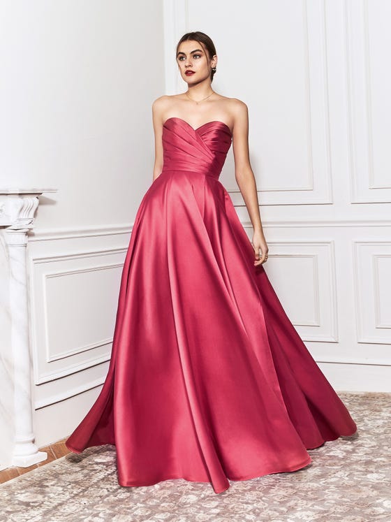 Princess gown with a glossy sheen, crafted in lightweight Mikado that drapes at the sweetheart bodice and hugs the waist before erupting in a silky skirt with generous ripples. 