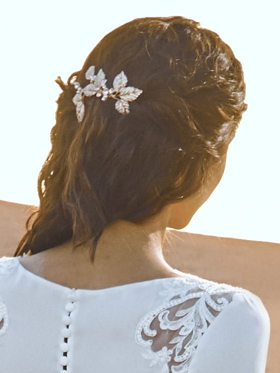 Haarspange aus Metall mit floralen Motiven, ideal für eine schlichte und elegante Hochsteckfrisur. 