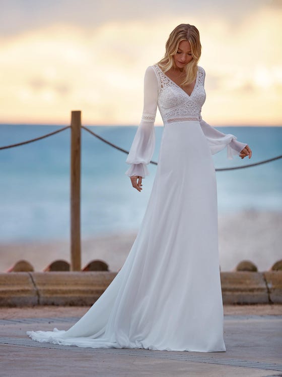 Romantic bohemian-style dress with a flared chiffon skirt and bodice with guipure appliques. A design with a V-neck and wonderful long bishop sleeves. 