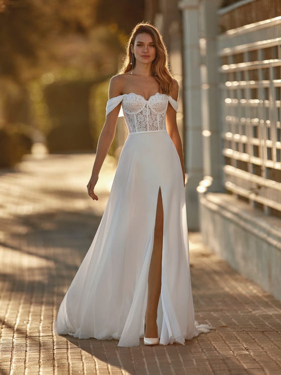 Seductive and highly sensual. Spectacular dress with a flared chiffon skirt with a large slit in front, along with a corset-style sleeveless bodice with a sweetheart neckline and removable off-the-shoulder sleeves. 