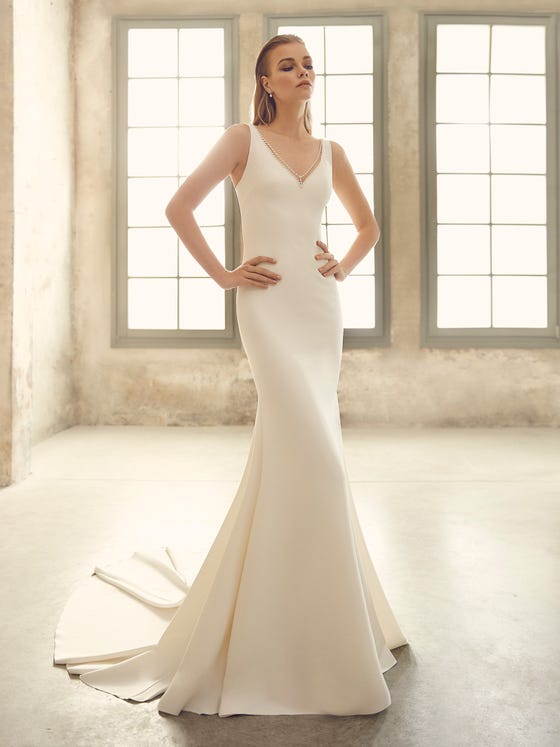 A classic mermaid style that can be accessorized any way you want. With crystal embellishment around the back and cleavage, and a sculptural fishtail skirt ending in a chapel train.  