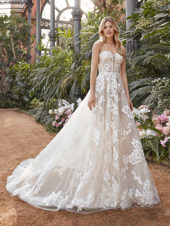 As fresh and young as springtime, this tulle dress is embroidered with beautiful floral motifs. The fitted lace bodice features a deep V neckline and exposed shoulders.  