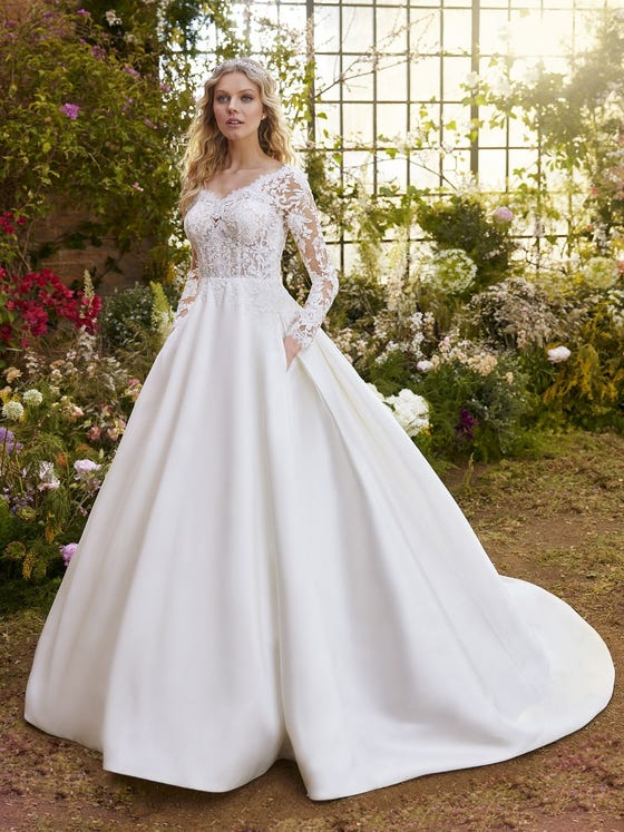 A beautiful dress that is part of our “We Do Eco” line of sustainably made wedding dresses. A design that looks like two pieces, combining the Mikado skirt with invisible pockets and a bodice with transparencies, lace, long sleeves and an illusion back. 