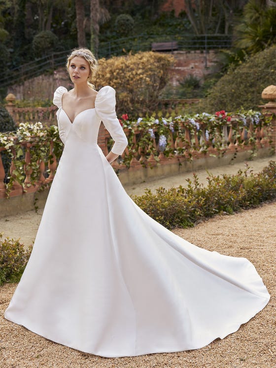A super-romantic dress loaded with personality. It is a design that is part of our “We Do Eco” line of sustainably made wedding dresses. Mikado and an A-line cut bring elegance, while the three-quarter sleeves carved out at the shoulders and the semi-sweetheart neckline give it a more delicate feel. 