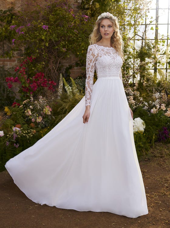 More classic lines yet with a modern feel: that's this beautiful dress with a chiffon skirt and lace bodice. A perfect contrast between the freshness of the flowers and the sensuality of the transparencies, which particularly cluster around the long sleeves and neckline, giving way to a sensual V-back. 