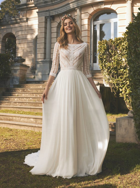 A tulle skirt makes this dress very light, and the lace and guipure bodice enhance your sensuality with a semitransparent effect. A combination with character that accentuates your personality with the three-quarter sleeves and keyhole back. 