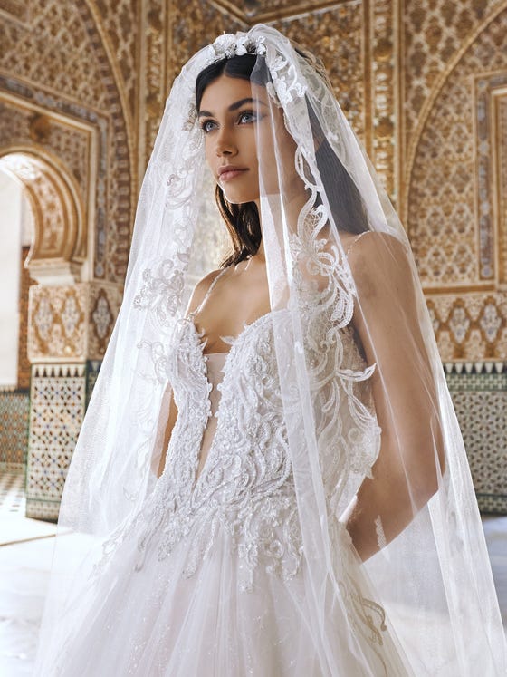Classic-style tulle veil combined with lace appliques and glimmers of beading which cascade all around the fabric. 