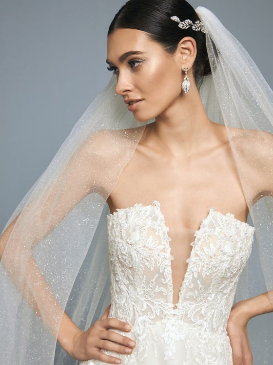 A wonderful tulle veil with sparkling glimmers, ideal for a much more glamorous look. 