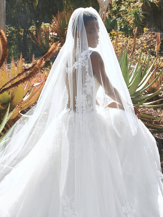 Beautiful tulle veil in the classic, traditional style, where the transparency of the fabric accentuates the spectacular look. 