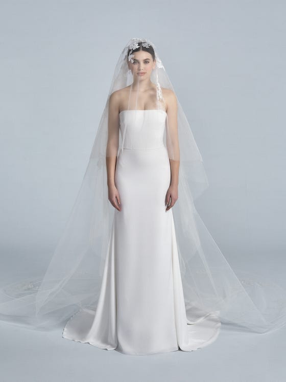 Wonderful tulle veil decorated with floral lace appliques that cascade down the back. 