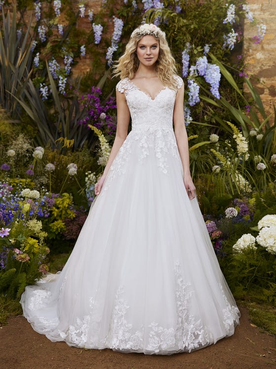 Flowers and tulle combine in this wonderful dress brimming with lace and beading appliques, with a beautiful illusion back that creates a tattoo effect, merging with the skin. 